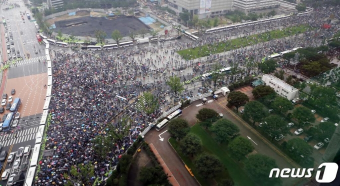 보수단체 회원들이 15일 서울 종로구 광화문광장에서 집회를 하며 청와대로 행진하고 있다. 2020.8.15/사진 = 뉴스 1