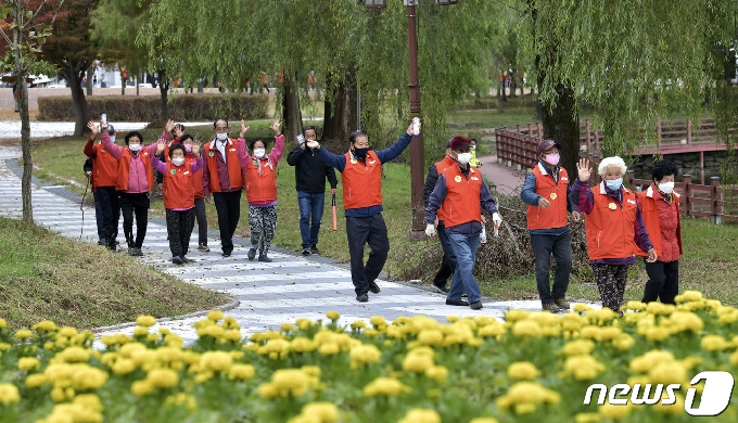21일 전북 장수군은 의암공원에서‘2020년 한마음 치매극복 건강걷기 행사’를 갖고 있다.(장수군제공)2020.10.21 /뉴스1