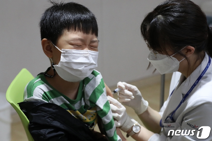 [사진] 독감 백신 접종 받는 어린이