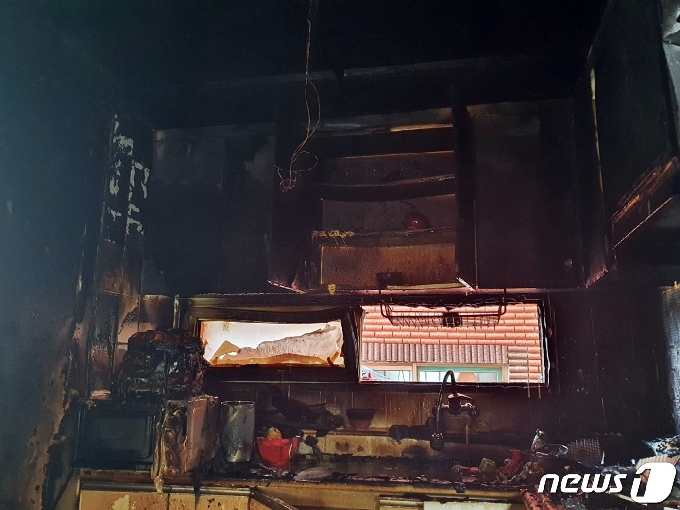 어머니가 집을 비운 사이 형제가 단둘이 끼니를 해결하려다 발생한  화재 현장 모습(인천 미추홀소방서 제공)/뉴스1 © News1 박아론 기자