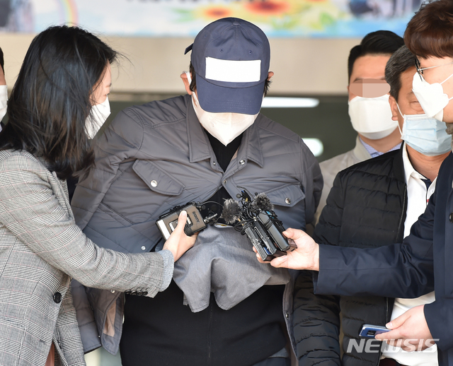 김봉현 전 스타모빌리티 회장이 지난 4월26일 구속 전 피의자 심문(영장실질심사)을 받기 위해 경기 수원남부경찰서 유치장에서 나오고 있다. /사진=뉴시스