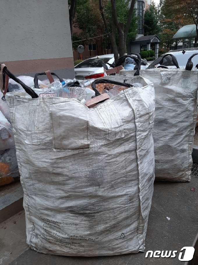대전지역 한 아파트에 입주민들이 배출한 플라스틱 폐기물이 가득찬 1톤 대형마대들이 놓여져 있다.© 뉴스1