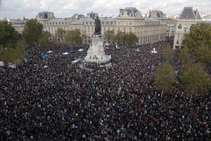 [파리=AP/뉴시스]지난 18일(현지시간) 프랑스 파리의 레퓌블리크 광장에서 프랑스 역사 교사 사뮈엘 파티를 기리는 집회가 열리고 있다. 2020.10.19.