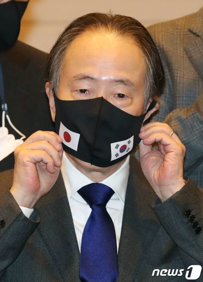 도미타 고지 주한일본대사가 22일 오전 서울 여의도 전경련 컨퍼런스센터에서 열린 주한일본대사 초청 기업인 간담회에서 한일 국기가 그려진 마스크를 쓰고 있다. /뉴스1