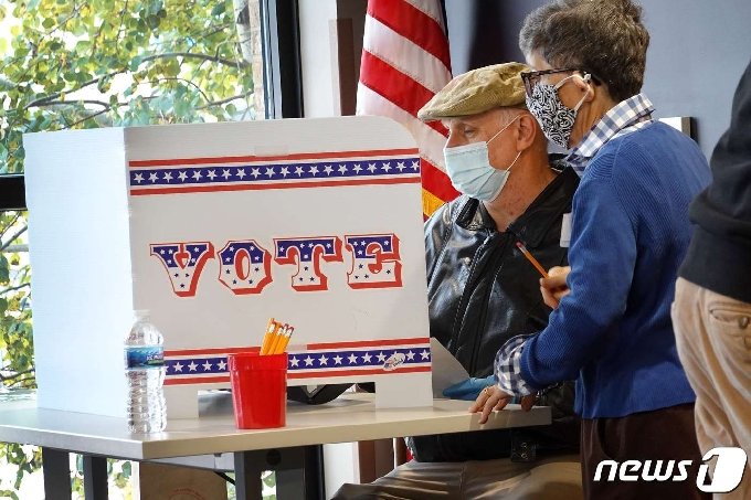 미국 대선 경합주인 위스콘신주 사전 투표가 시작된 20일(현지시간) 밀워키시 사전투표소에서 유권자들이 투표를 하고 있다. /AFP=뉴스1