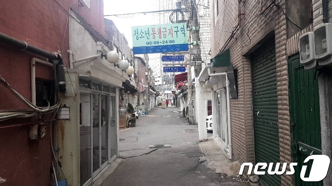 서울 강동구 천호동 성매매업소 골목. © News1