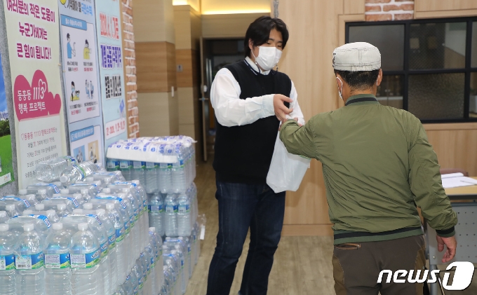 [사진] '수돗물 유충 발생 서귀포, 음용수 지원'