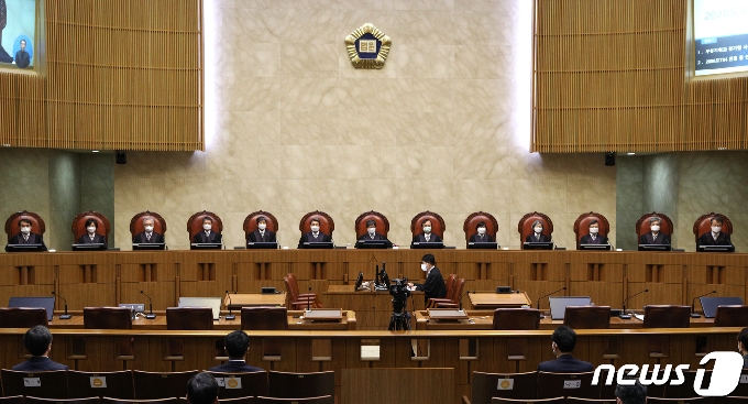 김명수 대법원장(가운데)을 비롯한 대법관들이 22일 오후 서울 서초구 대법원에서 열린 전원합의체 선고에 참석하고 있다.  2020.10.22/뉴스1 © News1 신웅수 기자