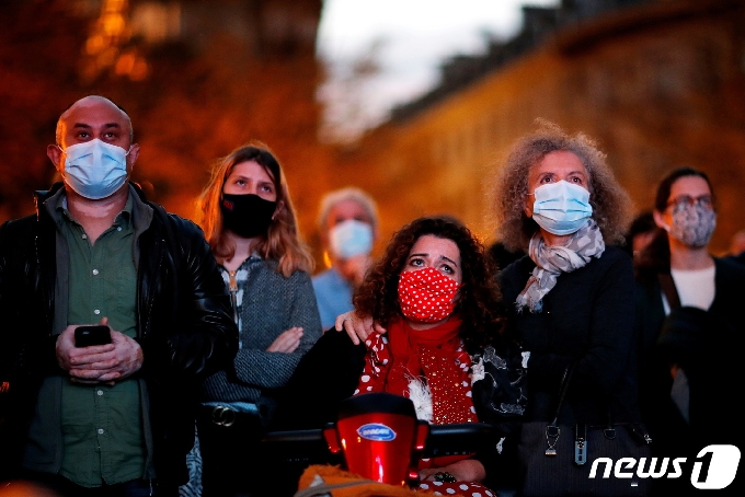 마스크를 착용한 프랑스 파리 시민들 <자료사진> © 로이터=뉴스1