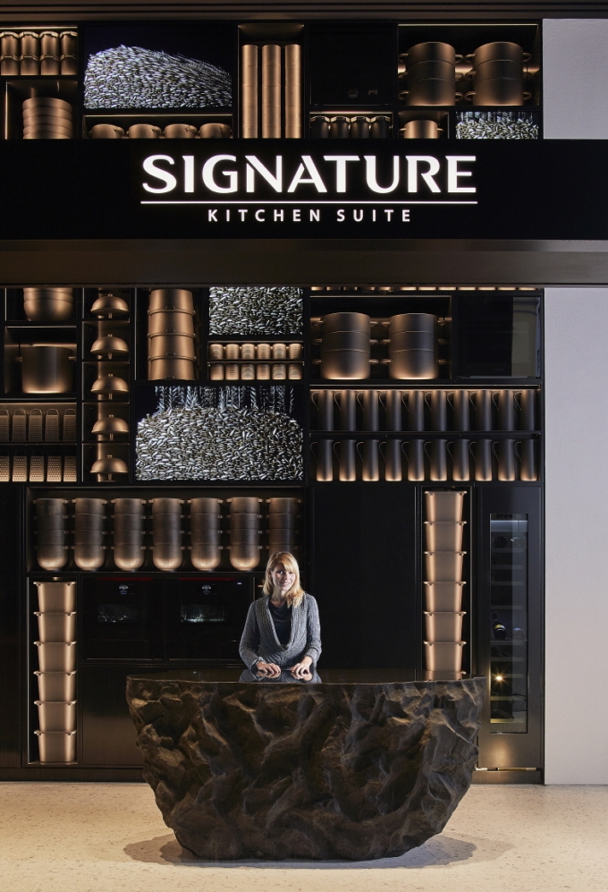 LG전자가 이탈리아 밀라노에 개점한 프리미엄 빌트인 시그니처 키친 스위트의 세번째 쇼룸. 쇼룸 1층의 리셉션 홀에서는 비디오 아트와 시그니처 키친 스위트 컬럼형 냉장고가 조화를 이룬다. /사진제공=LG전자
