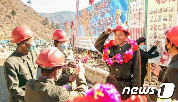 [사진] 수해 복구장에서 성과 낸 수도 당원 격려하는 북한