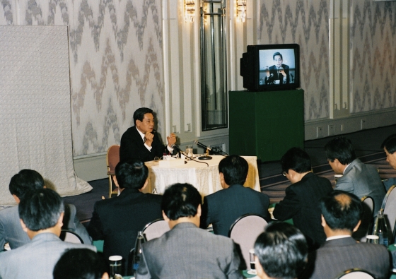 1993년 이건희 삼성 회장이 삼성 임직원들을 대상으로 '나부터 변하지 않으면 세기말적 변혁기에 살아남을 수 없다'며 신경영 강연 중인 모습. '마누라와 자식 빼고 다 바꿔라'라는 유명 일화도 여기에서 나왔다.