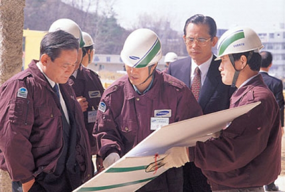 1993년 4월 12일 삼성서울병원 건설현장을 방문한 이건희 삼성 회장.