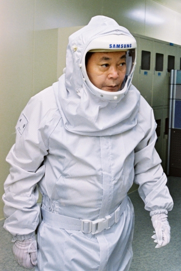 2004년 이건희 회장이 삼성전자 반도체 라인을 방문해 방진복을 입고 현장을 돌아보고 있다.