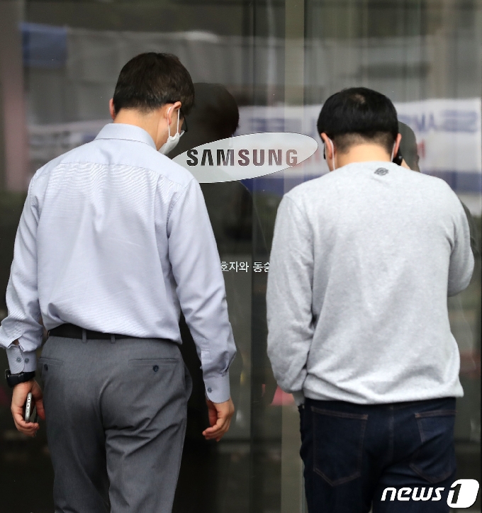 [사진] '고개 떨군 삼성 직원들'