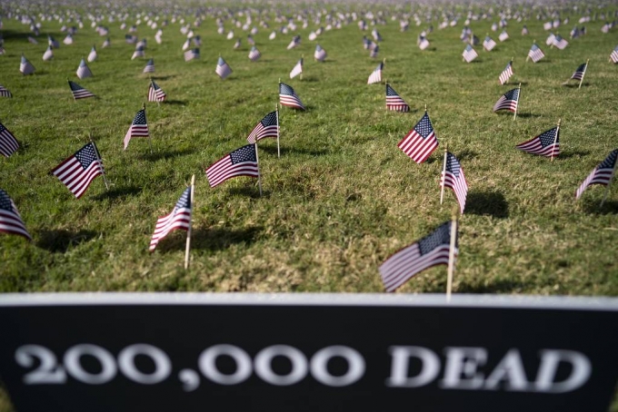 9월 22일(현지시간) 미국 워싱턴 DC의 내셔널 몰에 코로나19로 사망한 희생자 20만 명을 상징하는 미국 국기가 꽂혀 있다. /신화=뉴시스