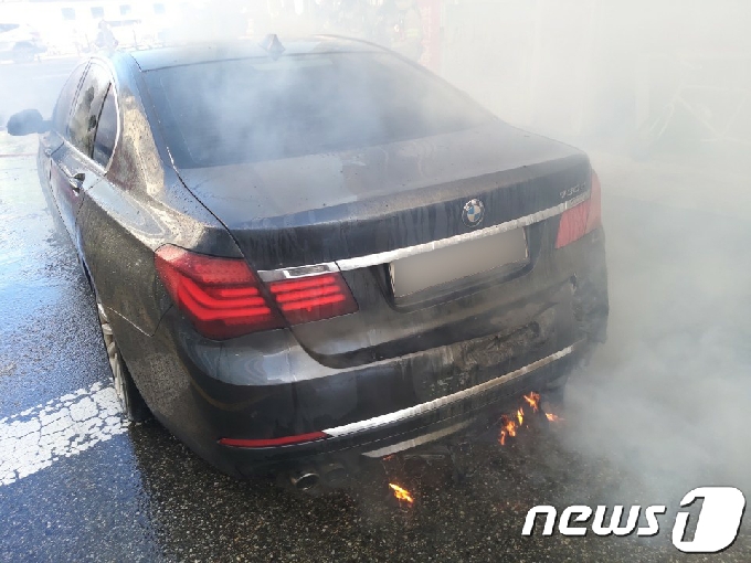 [사진] 울산 남구서 화재 발생한 BMW 승용차