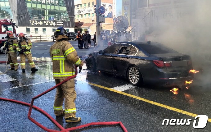 [사진] 울산서 BMW 승용차 화재...인명 피해 없어