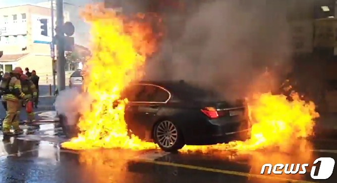 [사진] 울산서 BMW 승용차 화재...인명 피해 없어