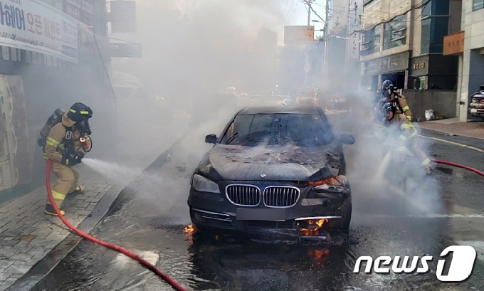 [사진] 울산 남구서 BMW 차량 화재...인명 피해 없어