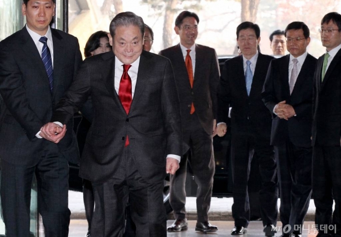 이건희 삼성전자 회장과 이재용 삼성전자 당시 사장이 2012년 1월 서울 장충동 신라호텔에서 열린 신년하례식에 참석하고 있다. /사진=홍봉진기자