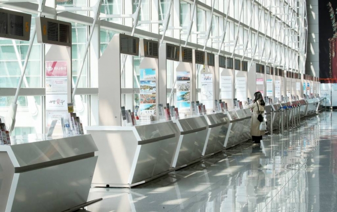 코로나19 사태가 확산한 지난 4월 인천국제공항 제1터미널 출국장 여행사 카운터가 한산한 모습을 보이고 있다. /사진=뉴시스