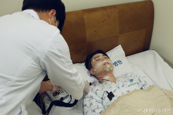 렘수면 행동장애 의심 환자가 수면다원검사를 받고 있다/사진제공=서울아산병원
