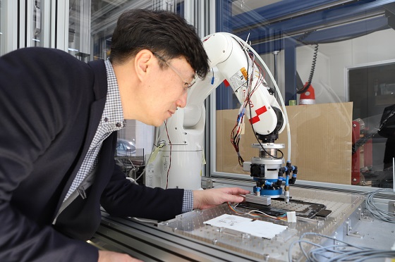 한국기계연구원 로봇메카트로닉스연구실 박찬훈 실장이 로봇을 테스트하고 있다/사진=기계연