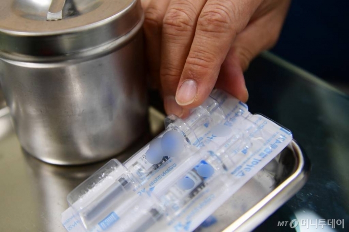 [남해=뉴시스]차용현 기자 = 23일 오후 경남 남해군 한 병원에서 의료진이 접종할 백신을 점검하고 있다. 2020.10.23.    con@newsis.com