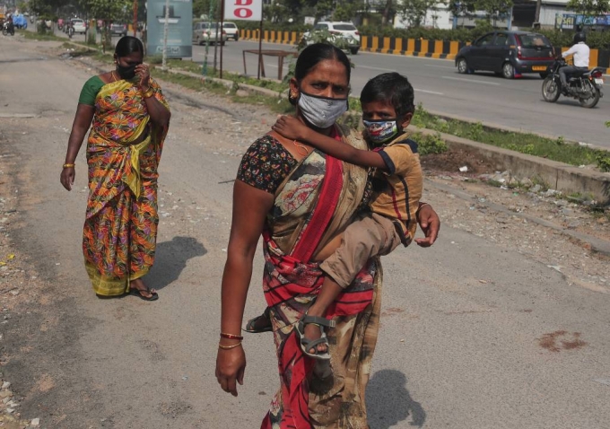 3일(현지시간) 인도 하이데라바드에서 코로나19 확산 방지를 위해 마스크를 주민들이 도로를 걷고 있다.(위 사진은 기사내용과 관련없음) /사진=[하이데라바드=AP/뉴시스]