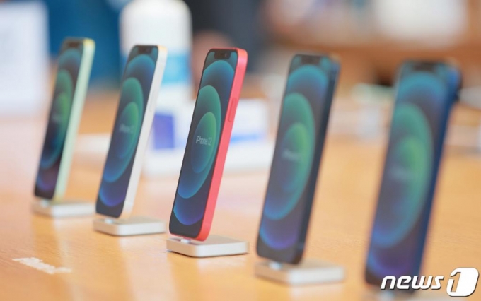 (서울=뉴스1) 김진환 기자 = 애플의 첫 5G 스마트폰 아이폰12 시리즈가 한국에 공식 출시한 30일 오전 서울 강남구 '애플스토어 가로수길'에서 제품이 전시돼 있다. 2020.10.30/뉴스1
