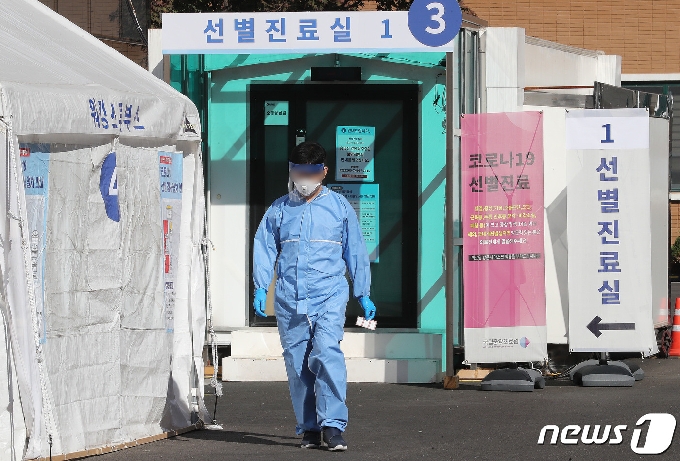 25일 오전 서울 중구 국립중앙의료원에 마련된 선별진료소에서 의료진이 코로나19 검사를 준비하고 있다. /뉴스1 © News1 임세영 기자