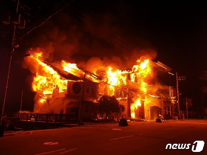 27일 새벽 1시28분께 충남 태안군의 한 해변가 식당에서 불이 나 소방서 추산 1억 원의 재산피해를 냈다. (태안소방서 제공) /© 뉴스1