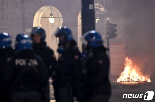 26일(현지시간) 밀라노 등 이탈리아 주요 도시 10곳에서 코로나19 2차 봉쇄에 반대하는 시위가 일어났다. /AFP=News1