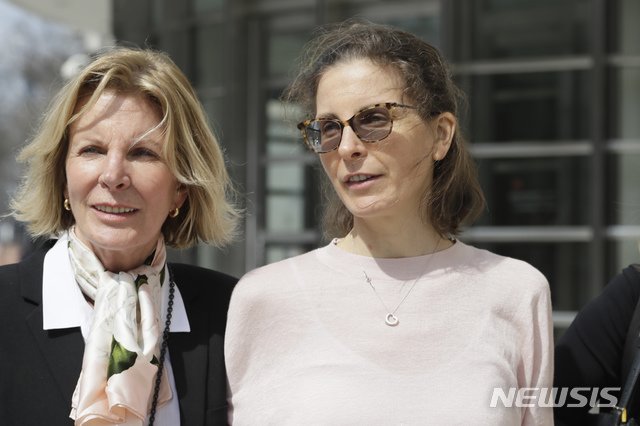 넥시움 범행에 연루된 위스키 제조업체 '시그램'의 상속녀 클레어 브론프먼(오른쪽)이 지난해 4월 브루클린 연방법원을 떠나고 있다. /사진=뉴시스