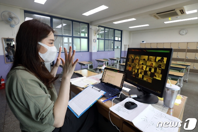 서울 강남구 한 중학교에서 수학 교사가 원격수업을 하고 있다. 2020.8.26/뉴스1 © News1 황기선 기자