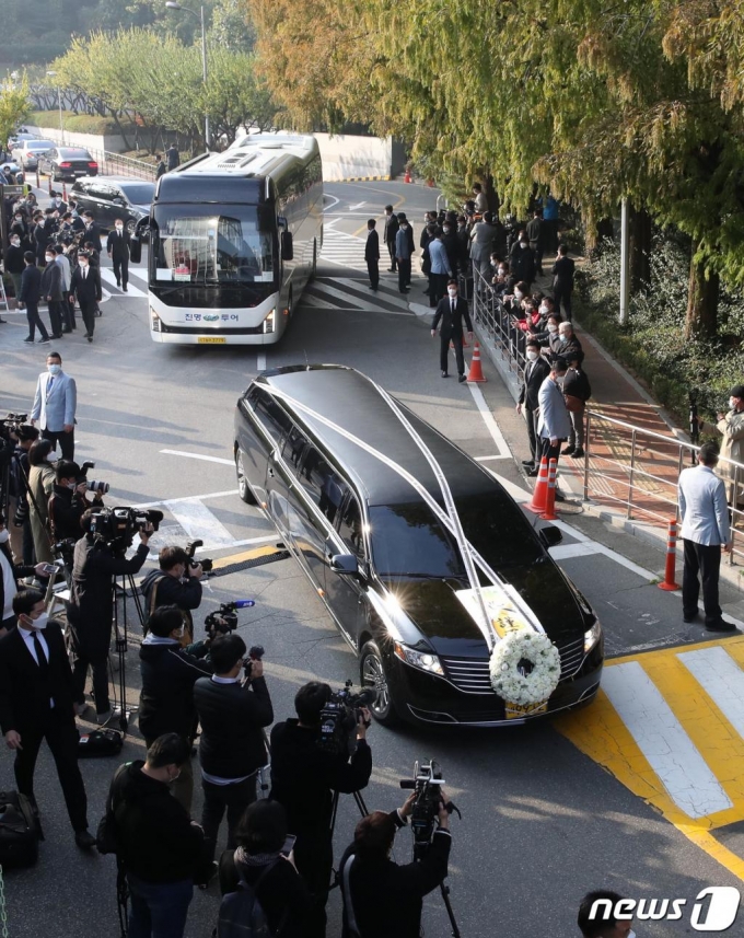 28일 오전 고 이건희 삼성전자 회장의 운구차량이 서울 일원동 삼성의료원 장례식장을 빠져나오고 있다.  /뉴스1=사진공동취재단