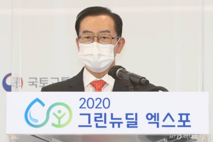 이종배 국민의힘 의원(국회수소경제포럼 공동대표)이 28일 서울 동대문디자인플라자에서 열린 '2020 그린뉴딜 엑스포' 개막식에서 개회사를 하고 있다. /사진=이기범 기자
