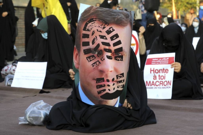 [테헤란=AP/뉴시스] 28일(현지시간) 이란 수도 테헤란의 프랑스 대사관 앞에서 에마뉘엘 마크롱 프랑스 대통령과 선지자 무함마드에 대한 만평에 항의하는 시위가 열렸다. 2020.10.29.