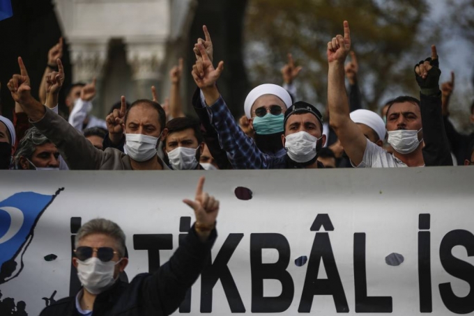[이스탄불=AP/뉴시스]지난 25일(현지시간) 터키 이스탄불에서 반프랑스 시위를 벌이는 터키 사람들이 구호를 외치고 있다. 2020.10.26.