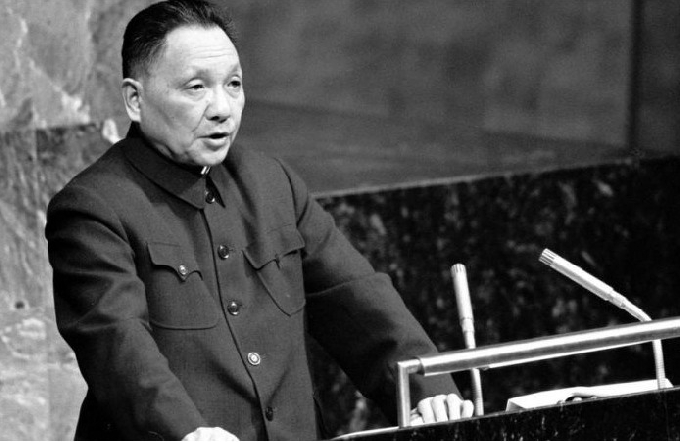 UN 총회에서 연설하고 있는 덩샤오핑 - 바이두 갈무리