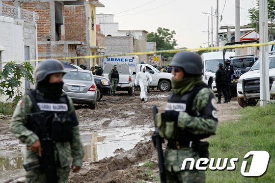 지난 7월1일(현지시간) 멕시코 중부 과나후아토주 이라푸아토시에서 발생한 살인 사건 현장에서 주 방위군이 경계를 서고 있다./사진제공=AFP/뉴스1