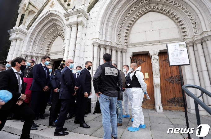 에마뉘엘 마크롱 프랑스 대통량이 테러 현장인 니스시 노트르담 성당을 찾았다. © AFP=뉴스1