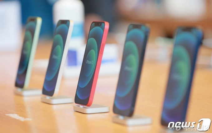 (서울=뉴스1) 김진환 기자 = 애플의 첫 5G 스마트폰 아이폰12 시리즈가 한국에 공식 출시한 30일 오전 서울 강남구 '애플스토어 가로수길'에서 제품이 전시돼 있다. 2020.10.30/뉴스1