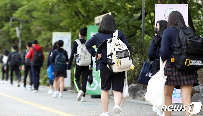지난달 21일 서울 소재 한 중학교에서 학생들이 등교하고 있다./뉴스1 © News1