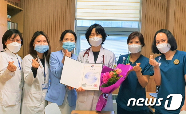 전북대학교 종양혈액내과 이나리 교수(가운데)가 호스피스 완화의료 발전에 기여한 공로로 보건복지부장관 표창을 수상했다.(전북대병원 제공) /© 뉴스1