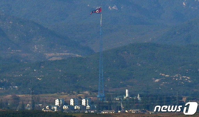파주시 오두산 통일전망대에서 바라본 북한 기정동 마을에 인공기가 펄럭이고 있다. 2020.10.9/뉴스1 © News1 이동해 기자