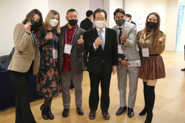 28일 서울 동대문디자인플라자(DDP)에서 열린 '2020 그린뉴딜 엑스포'에서 정세균 총리(오른쪽 세번째)가 글로벌 인플루언서들과 만나 기념촬영하고 있다.