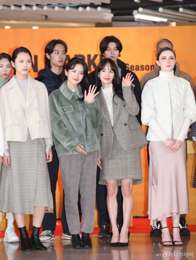 개막 패션쇼에 참석한 우주소녀 엑시, 설아 /사진제공-한국패션산업협회
