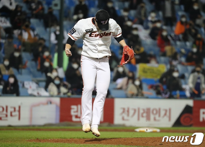[사진] 김종수, 날아갈 듯 기뻐